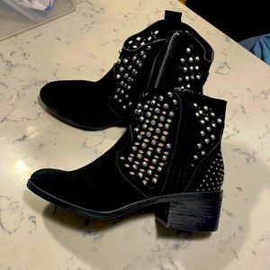 NWOT steve madden dude black studded suede ankle boot size 7.5